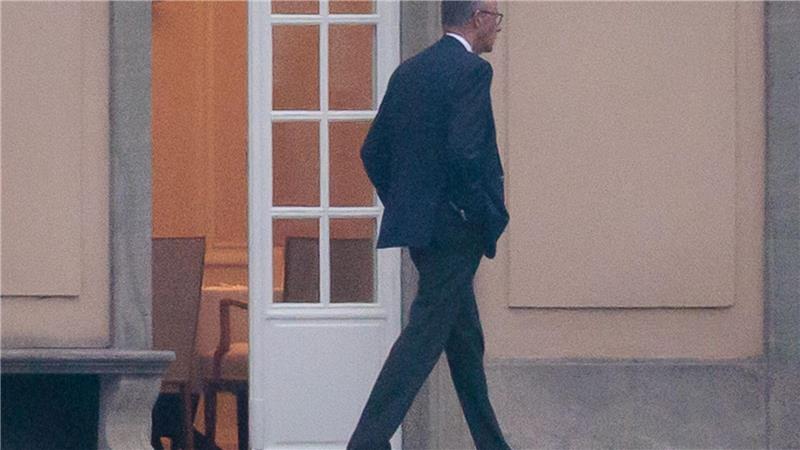 Von den Verhandlungen drang nichts nach außen. 