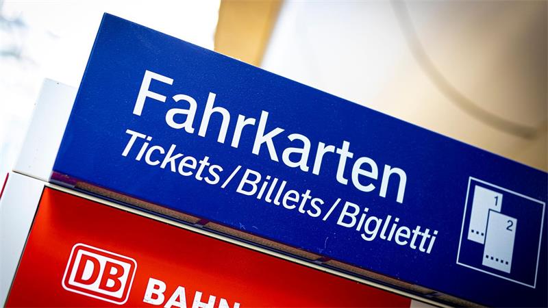 Von den günstigeren Monatskarten profitieren nach Bahn-Angaben auch diejenigen, die bislang ein Jahresabo haben. (Archivbild)