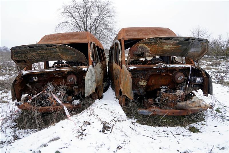 Krieg gegen die Ukraine: So ist die Lage Von den russischen Streitkräften zerstörte Minivans in Borowa.