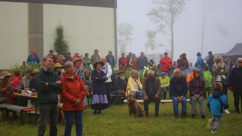Von den vielen bereitgestellten Bänken aus oder stehend auf der Wiese verfolgten die Besucher das Musikprogramm.