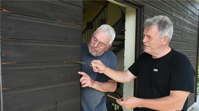 Von der Aussichtsplattform aus sind Besucher der Holzfassade ganz nah: Wie rissig und marode sie ist, demonstrieren Lutz Schröder (rechts), Vorsitzender der IGV Harlyturm, und sein Vorstandsmitstreiter Norbert Brunke.
