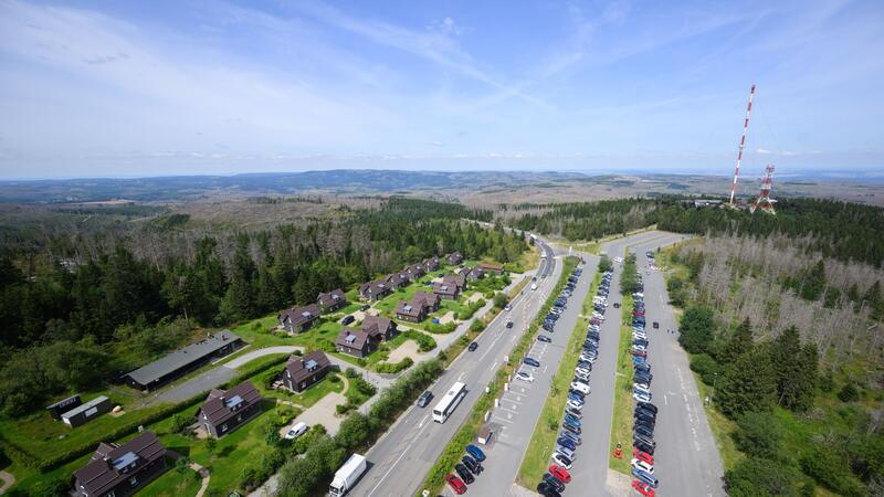 Von der Aussichtsplattform sind weite Teile des Harzes zu sehen.