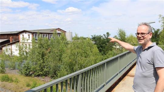 Von der Bahnbrücke zwischen Herzog-Juliushütte und Astfeld sieht man Teile des weitläufigen Geländes von Vital Pure Metal Solutions. Der Technische Unternehmensleiter Henry Dörsing sieht großes Potenzial für die Zukunft.