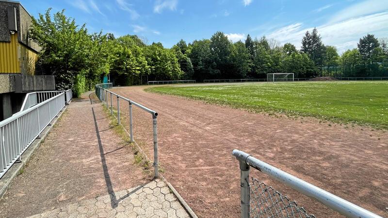 Wie viel Wettkampf darf es für Goslars Goldene Aue sein? Von der Blümchenwiese wieder zu einer wettkampftauglichen Anlage: Das ist der Plan für den Sportplatz an der Goldenen Aue. Stadt und Landkreis müssen sich aber übers Bezahlen einig werden.