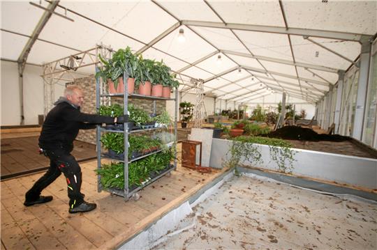 Von der Blütenpracht vergangener Wochen keine Spur mehr: Auch in der Blumenhalle der Landesgartenschau in Bad Gandersheim läuft das Rausräumen auf Hochtouren, ehe auch dieses große Zelt abgebaut wird und verschwindet. Foto: Gereke