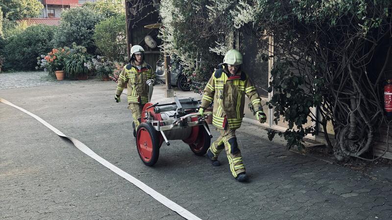 Von der Breiten Straße aus wird eine Wasserversorgung aufgebaut.