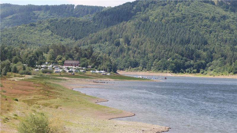 Von der Campingplatz-Seite aus will der Mann in Richtung Staumauer schwimmen.