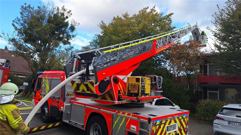 Von der Drehleiter aus löschte die Feuerwehr den Brand.