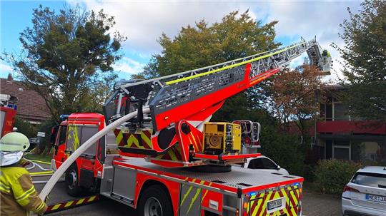 Von der Drehleiter aus löschte die Feuerwehr den Brand.