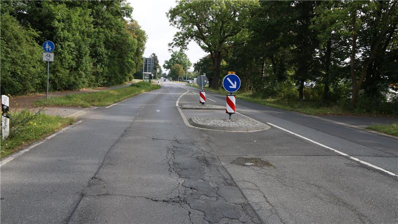 Lutteraner Neubaugebiet „Gänsewinkel“ kommt voran Von der Europakreuzung bis zum Ortsausgang soll die L515 erneuert werden. In der Fahrbahndecke sind die Schäden deutlich sichtbar. Auch der Gehweg und die Regenwasserkanäle werden saniert.