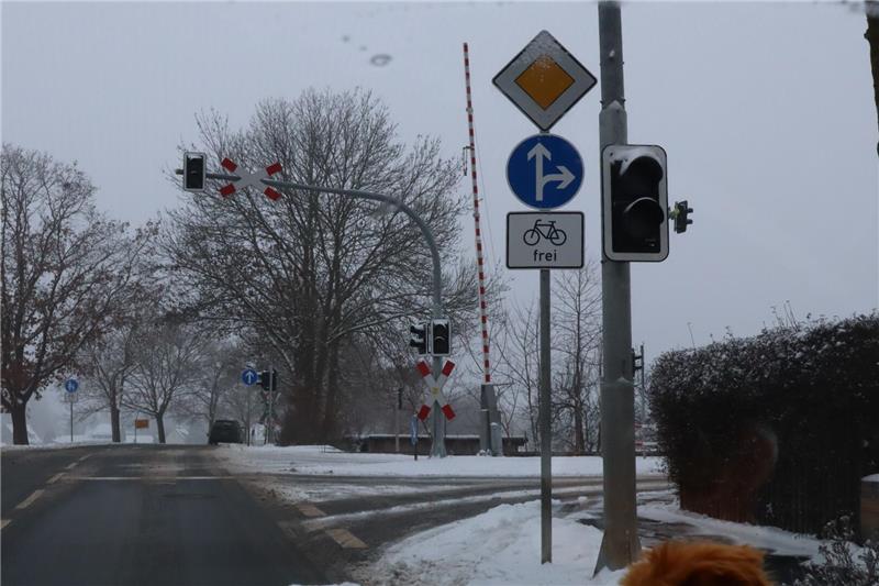 Einmündung einer verschneiten Straße 