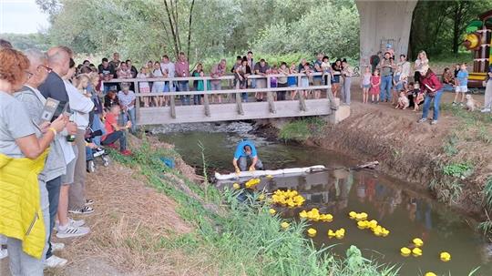 Von der Holzbrücke aus hatten die Besucher das Entenrennen bestens im Blick.