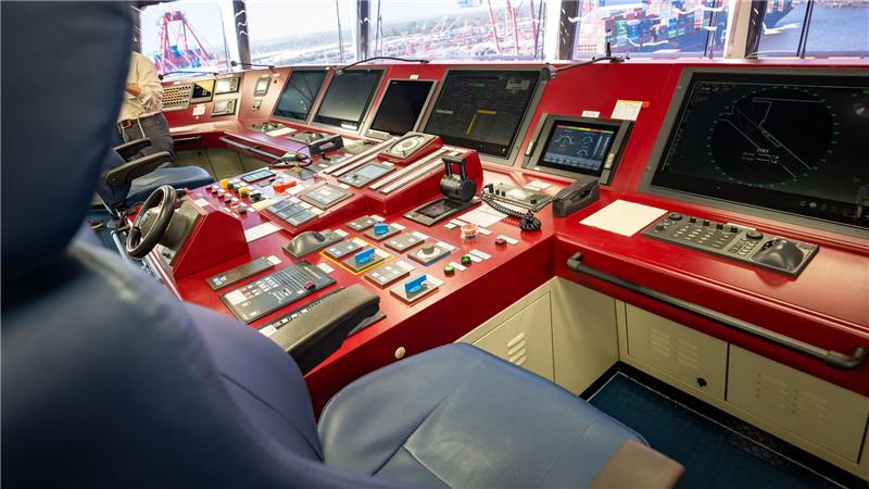 Mehr als 70 Schüler absolvieren Praktika auf Schiffen Von der Kommandobrücke aus wird das Schiff kontrolliert und gesteuert. (Archivbild)