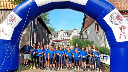 Von der Laufgruppe des MTV Seesen kommt die größte geschlossene Teilnehmerzahl in Buntenbock. Sie teilt sich in verschiedene Streckenlängen auf. Die Harzer Wandernadel drückt einen Sonderstempel (rundes Bild) in entsprechende Wanderbücher.  Fotos: Weiss