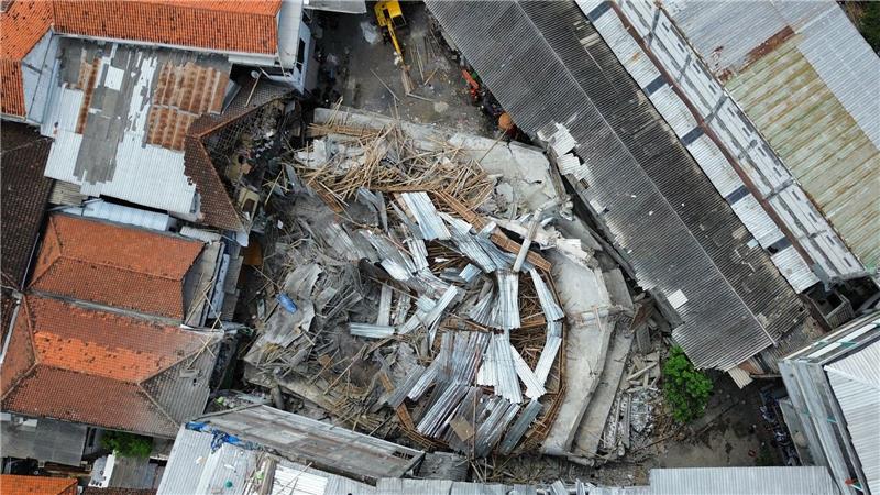 Tote und Vermisste nach Einsturz von Schule in Indonesien Von der Schule sind nur noch Trümmer übrig.