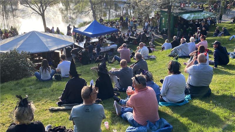 Von der Wiese im Kurpark aus hat man den besten Blick auf das Treiben rund um den Teich.