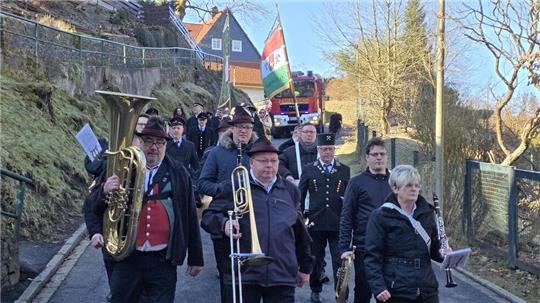 Von der Wildemanner Kirche herab geht es mit der Kapelle vorweg in den Ort zum Hotel „Rathaus“, wo ein Tscherperfrühstück wartet.