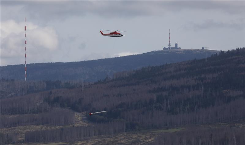 Darum fliegen jetzt wieder Hubschrauber über den Harz Von der Zufahrt zum Polsterberger Hubhaus lässt sich der Hubschrauber und der Brocken mit der Kamera einfangen. Foto: Bertram