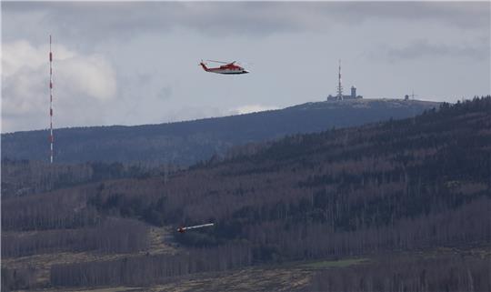 Von der Zufahrt zum Polsterberger Hubhaus lässt sich der Hubschrauber und der Brocken mit der Kamera einfangen. Foto: Bertram