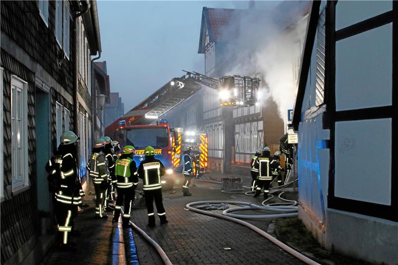 Von der anderen Seite aus betrachtet: Es raucht und qualmt viel, aber die Feuerwehr verhindert durch ihr schnelles Eingreifen wirksam ein Ausbreiten der Flammen. Foto: Epping