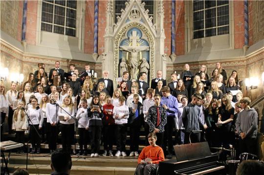 Von der fünften Klasse bis zum Abi-Jahrgang, von den Ehemaligen bis den Lehrern: Beim Weihnachtskonzert sind alle dabei. Foto: Skuza