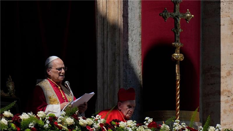 Von der zentralen Loggia des Petersdoms spendet Leo XIV. den Segen Urbi et Orbi.