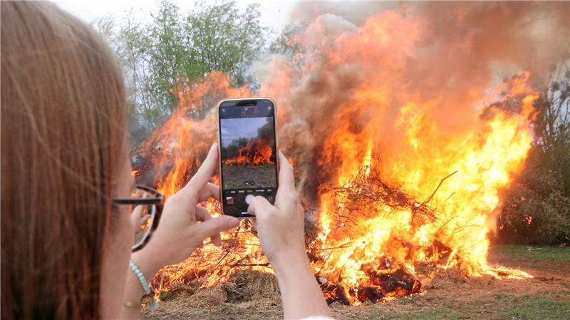 Von diesem prachtvollen Osterfeuer muss in Nauen einfach ein Erinnerungsfoto mit dem Smartphone gemacht werden.