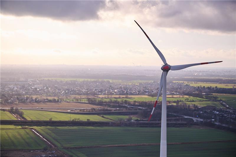 Mindestabstand von Windrädern zu Siedlungen soll wegfallen Von einem Berliner Windrad in Pankow sieht man Berlin unter den Wolken. In NRW soll der Wegfall der 1000-Meter-Abstandsregel der Windenergie neuen Schub bringen.