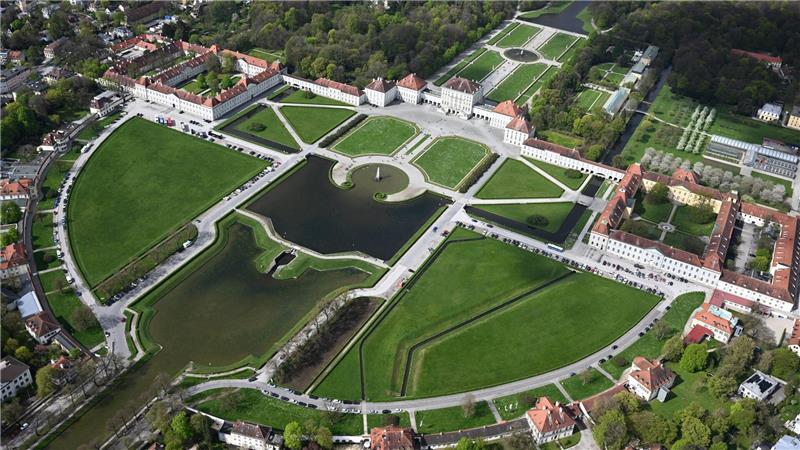Von einem Zeppelin aus sieht der Park um das Schloss Nymphenburg in München sehr grün aus. (Archivbild)