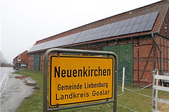 Von einer Photovoltaik-Ablehnung kann in Neuenkirchen keine Rede sein – viele Dächer tragen eine Anlage. Aber die Dorfbewohner wollen keinen Solarpark, der in direkter Nachbarschaft entstehen und dreimal so groß wie ihr Dorf sein soll. Foto: Gereke