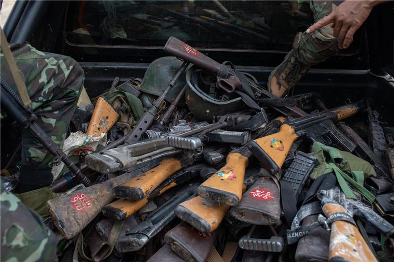 Myanmars Militär verliert die Kontrolle Von einer bewaffneten Gruppe beschlagnahmte Waffen des Militärs im Ort Loikaw im Karenni-Staat.