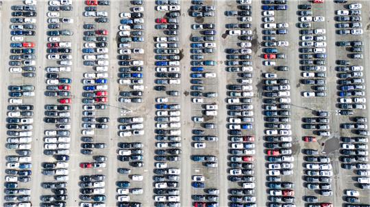 Von früheren Rekordwerten ist Europas größter Autobauer weit entfernt: 2019 war Volkswagen noch auf fast elf Millionen Auslieferungen gekommen. (Archivbild)