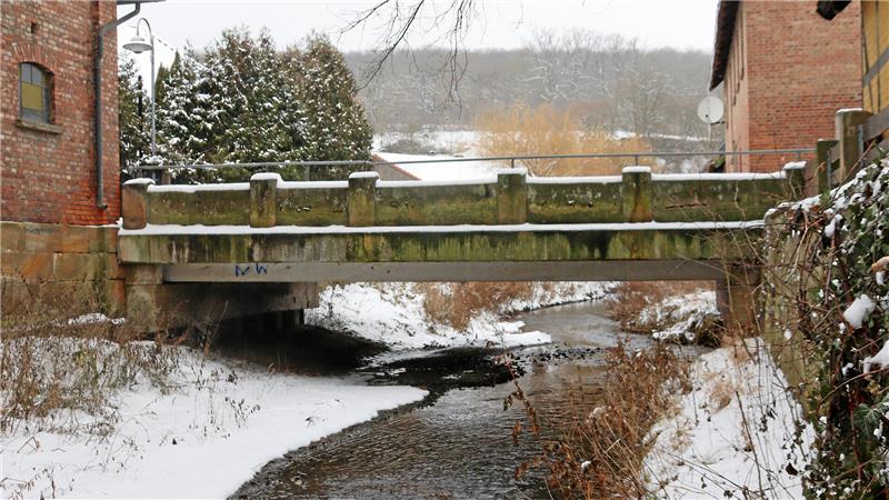 Warum in Neuwallmoden jetzt Bäume für den Hochwasserschutz fallen Eine Brücke über einen Fluss.