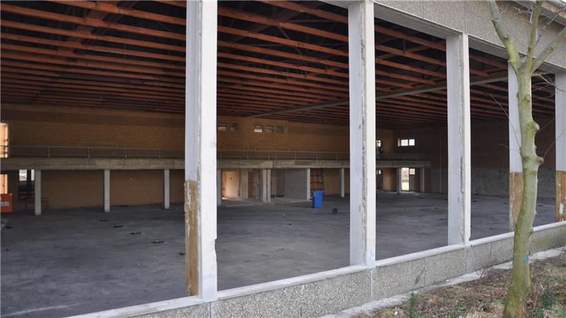 Von hintenrum hineingeschaut: Die sportliche Spielfläche präsentiert sich derzeit ohne Glasflächen – nach einer Seite quasi nicht ganz dicht.