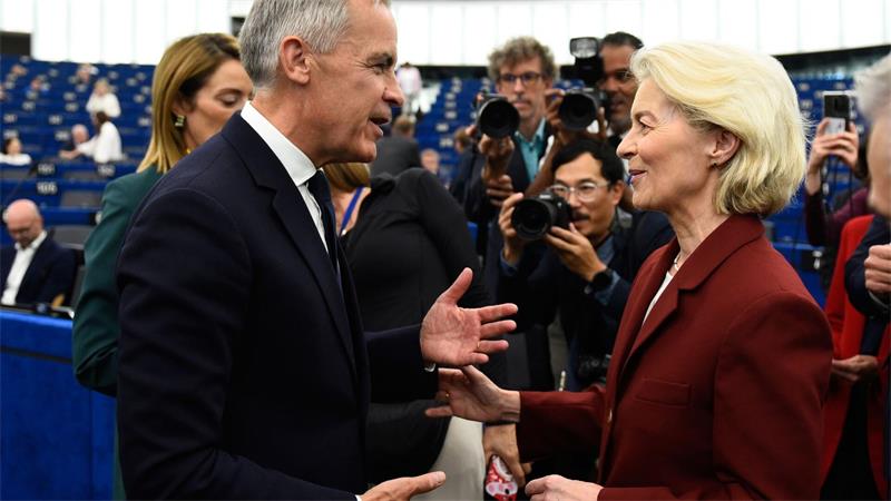 Trotz Trump-Drohung: Kanada geht auf Vorstoß aus EU ein Von ihr ging die Initiative aus: EU-Kommissionspräsidentin Ursula von der Leyen (r) hatte am Mittwoch in ihrer diesjährigen Rede zur Lage der Union dafür geworben, Kanada zum ersten „assoziierten Mitglied“ der Europäischen Union zu machen.