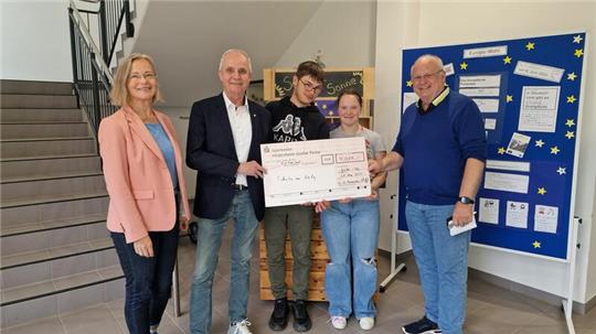 Von links: Miriam Albers, Thomas Brych, Kevin Eitel und Vanessa Berger (Vertretung des Schülerrats), Thomas Esche bei der symbolischen Scheck-Übergabe.