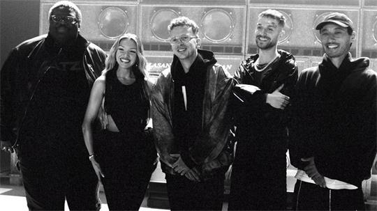 Von links nach rechts: Rayan Djima von der Band Blumengarten, Rapperin Shirin David, Christoph Erkes (Fizzle) vom Produzententeam Kitschkrieg, Samuel Eikmann von Blumengarten und Christian Meyerholz (Fiji Kris) von Kitschkrieg.