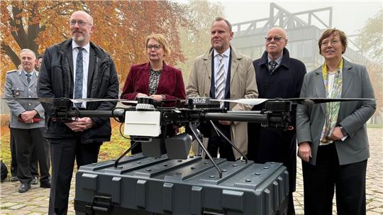 Von links nach rechts stehen Christian Pegel (SPD), Innenminister Mecklenburg-Vorpommerns, Daniela Behrens (SPD), Innenministerin Niedersachsens, Andy Grote (SPD), Innensenator Hamburgs, Ulrich Mäurer (SPD), Innensenator Bremens, und Sabine Sütterlin-Waack (CDU), Innenministerin Schleswig-Holsteins, vor einer Abfangdrohne des Modells A1-Falke von Argus Interception beim „Norddeutschen Kompetenzcluster Drohnenabwehr“.