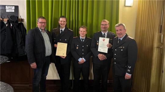 Von links stellten sich der Bürgermeister Alf Hesse, Löschmeisterin Anita Kubitschke, Hauptfeuerwehrmann Tim Schrader, Ortsbrandmeister Ingo Ehlers (Ehrung 40 Jahre) und der stellvertretende Gemeindebrandmeister Björn Berkefeld zum Erinnerungsfoto auf.