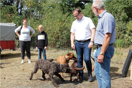 Von nun an übernehmen hier die Hunde das Kommando: Bürgermeister Ingo Henze beobachtet mit Kurt Röttger (ganz links) das bunte Treiben aus nächster Nähe.  Fotos: Heinichen