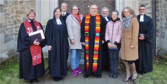 Von seinem „Dreamteam“ verabschiedet sich Pastor Helmut Fiedler-Gruhn (Mitte) in den Ruhestand.