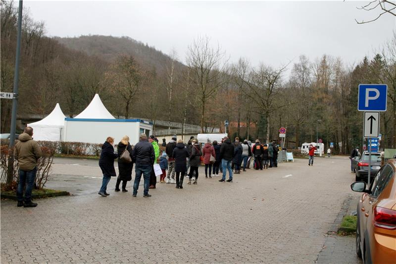 Testen in Bad Harzburg ist jetzt leicht Von solch langen Schlangen, wie hier auf dem Großparkplatz am 1. Dezember ist am Dienstagnachmittag nichts zu sehen.. Archivfoto: Potthast