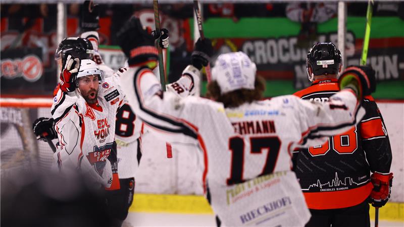 Von wegen altes Eisen: Falken-Angreifer Christoph Koziol, der hier seinen Treffer zum 2:2 in Hamburg bejubelt, läuft in den Play-offs der Eishockey-Regionalliga Nord zu großer Form auf.