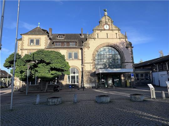 Von weitem sieht der Bahnhof noch ganz passabel aus. Mehr aber auch nicht. Foto: Schlegel