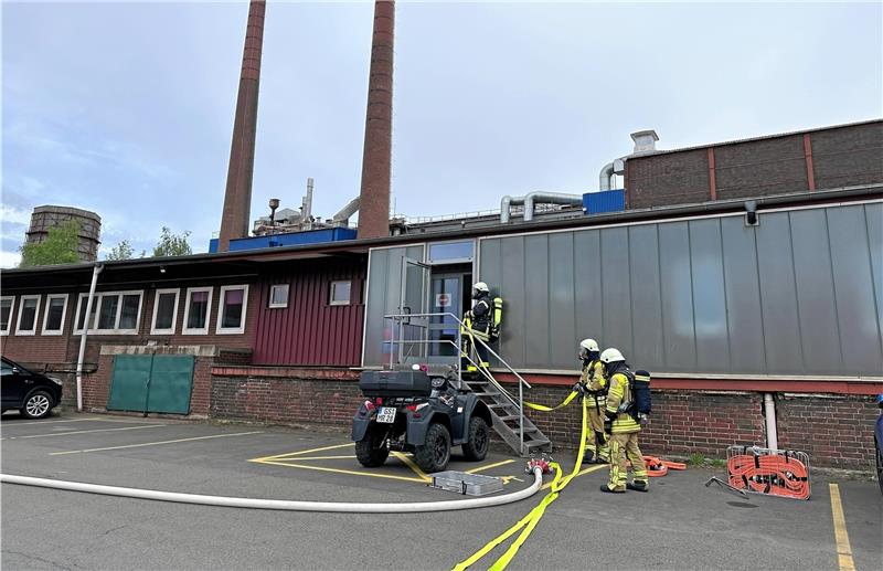 Feueralarm auf dem Harlingeröder Hüttengelände Von zwei Seiten gehen die Feuerwehrleute gegen den Brand in der Kaue auf dem Hüttengelände vor – natürlich nur zu Übungszwecken. Foto: Schlegel