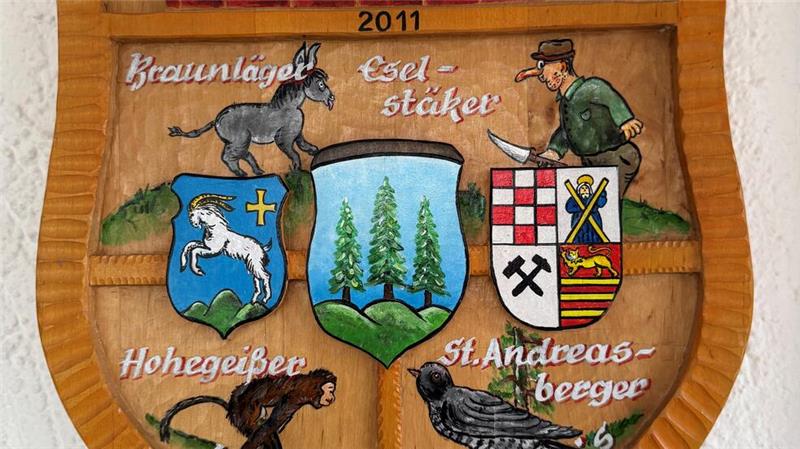 Vor 14 Jahren entwickeln die drei Freunde Werner Heindorf, Hermann Rademacher und Horst Deistung dieses nicht ganz ernst gemeinte Wappen zum Zusammenschluss der drei Ortsteile zur neuen Stadt Braunlage. Es gibt es nicht nur als aufwendige Schnitzarbeit, sondern auch als Aufkleber.