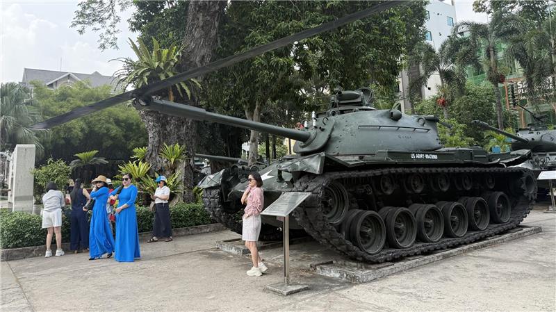 Das Bild zeigt Menschen vor einem Panzer aus dem Vietnamkrieg, der im Kriegsmuseum in Ho-Chi-Minh-Stadt steht.