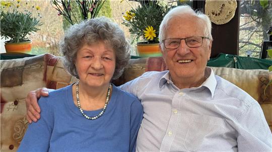 Das Foto zeigt ein älteres Ehepaar, das sich umarmt.