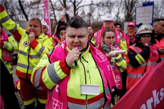 Vor Beginn einer weiteren Runde der Tarifverhandlungen im öffentlichen Dienst demonstrieren Mitglieder der Beamtenbund dbb und anderer Berufsgruppen in Potsdam