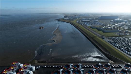 Vor Cuxhaven liegt seit Tagen ein gestrandetes Segelbschiff. (Symbolbild)